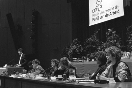 PvdA-leider Wim Kok (l) spreekt Rooie Vrouwencongres Amsterdam toe, Bestanddeelnr 933-8993