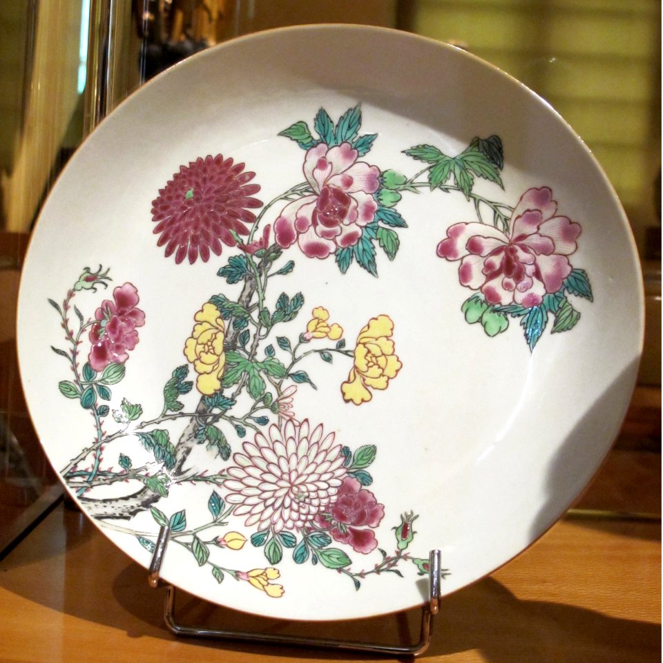 Qing assiette famille rose Qianlong. Musée Labit 7138