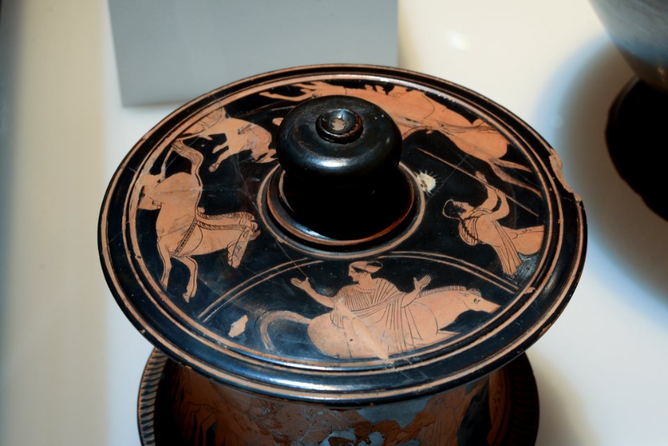 Pyxis tripode attique – MSR - Rituels Grecs (top) – inv 1920 1221.1