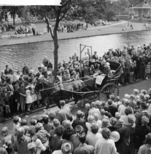 Purmerend 550 jaar stad, ringsteken in klederdracht, Bestanddeelnr 911-4234