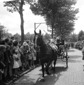Purmerend 550 jaar stad, ringsteken in klederdracht, Bestanddeelnr 911-4237