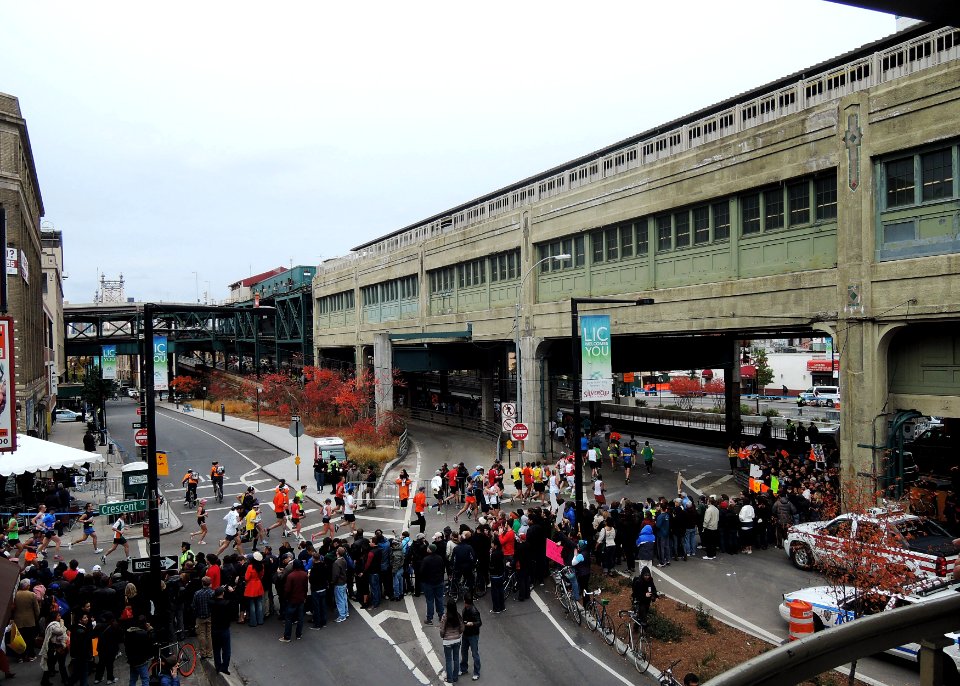 QB Plz sta Crescent St fr south ramp 2013 Marathon cloudy jeh