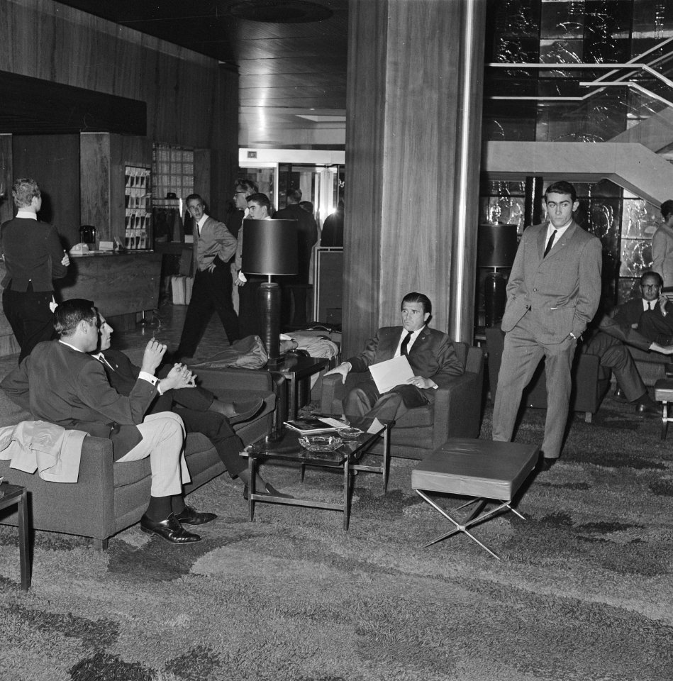 Puskas bezocht Faas Wilkes in Rotterdam, spelers in Hil, Bestanddeelnr 918-1528