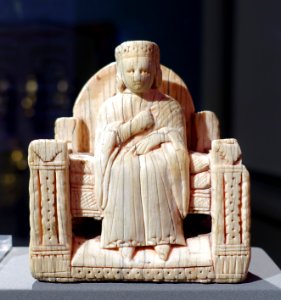 Queen from a chess set, Southern Italy (Amalfi), c. 1100, ivory - Bode-Museum - DSC03604
