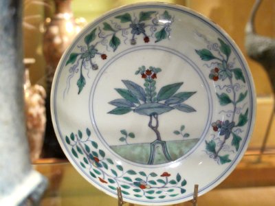 Qing assiette, bleu sous couverte, émaux polychromes Musée Labit D70188