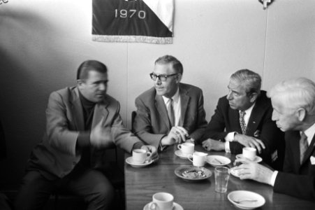 Puskas (l), trainer van Panathinaikos FC, in gesprek met onder anderen Van Praag, Bestanddeelnr 924-5819