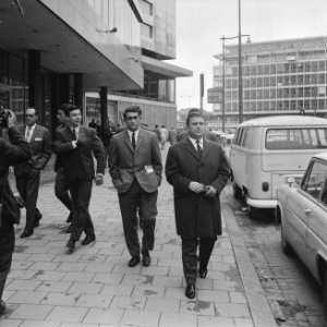 Puskas bezocht Faas Wilkes in Rotterdam, spelers bekijk Rotterdam, Bestanddeelnr 918-1526
