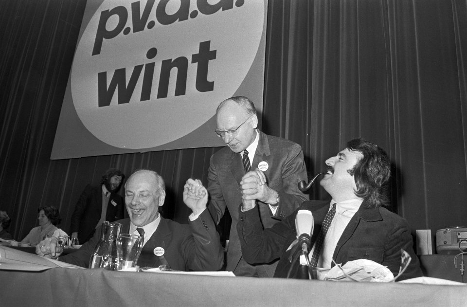 PvdA-Congres, Amsterdam Vondeling schudt de handen van (links) Den Uyl en (rech, Bestanddeelnr 924-2426