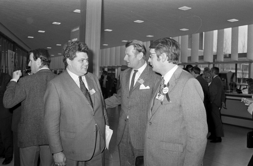 PvdA-Congres, Amsterdam vlnr. Vonhoff (VVD), onbekend, W. Meijer, Bestanddeelnr 924-2443