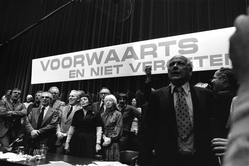 PvdA-congres in Amsterdam Den Uyl in gesprek met minister Van der Stoel en Duis, Bestanddeelnr 929-0013
