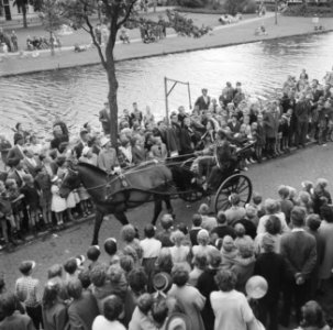 Purmerend 550 jaar stad, ringsteken in klederdracht, Bestanddeelnr 911-4240