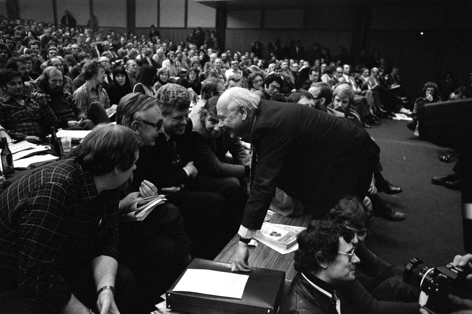 PvdA-congres in Amsterdam Den Uyl in gesprek met minister Van der Stoel en Duis, Bestanddeelnr 929-0012
