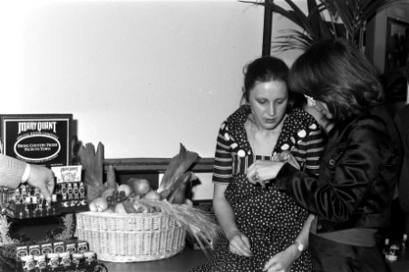Puur-natuurcosmetica van Mary Qyant wordt gedemonstreerd in de Bijenkorf, Bestanddeelnr 925-4697