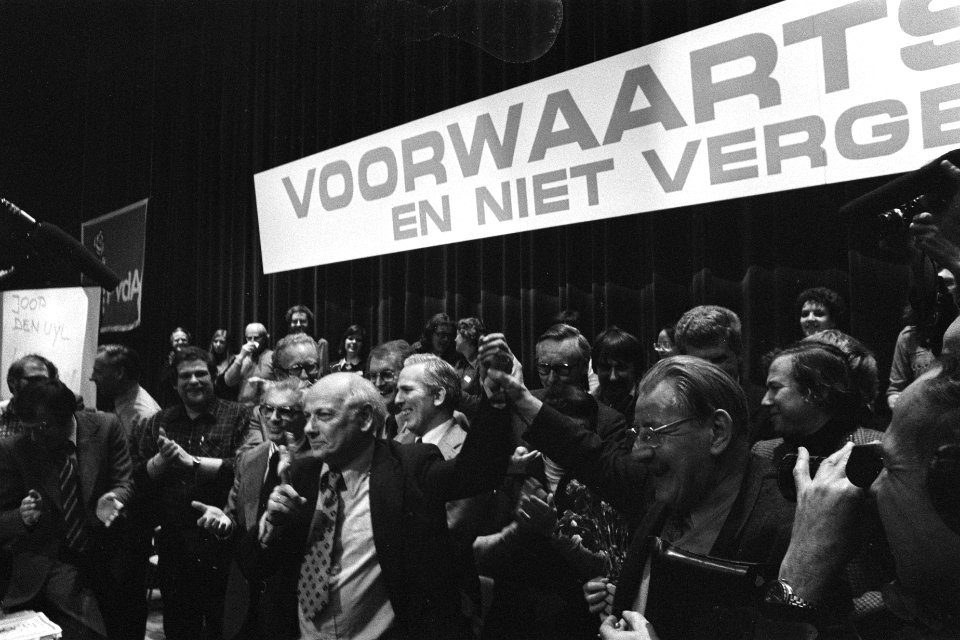 PvdA-congres in Amsterdam Den Uyl in gesprek met minister Van der Stoel en Duis, Bestanddeelnr 929-0014