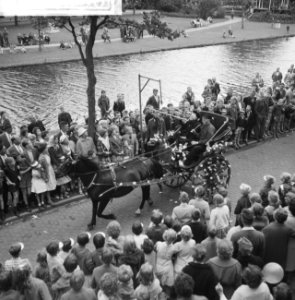 Purmerend 550 jaar stad, ringsteken in klederdracht, Bestanddeelnr 911-4236