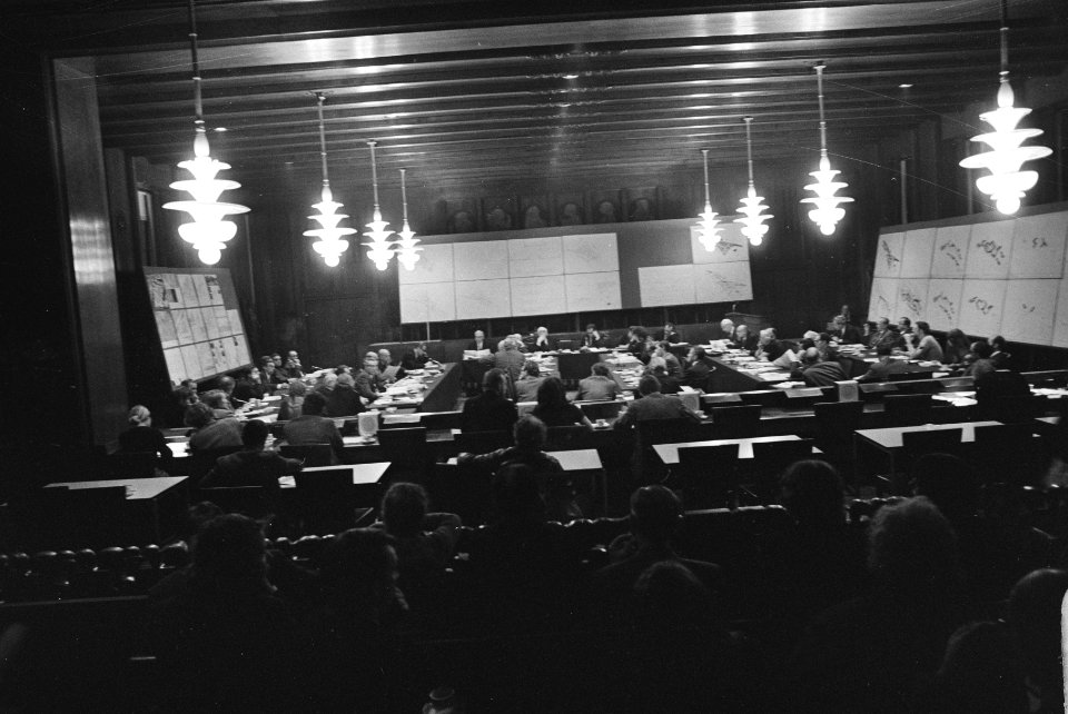 Raad voor Stedebouw bijeen in raadzaal van Gemeenteraad Amsterdam overzicht, Bestanddeelnr 924-0240