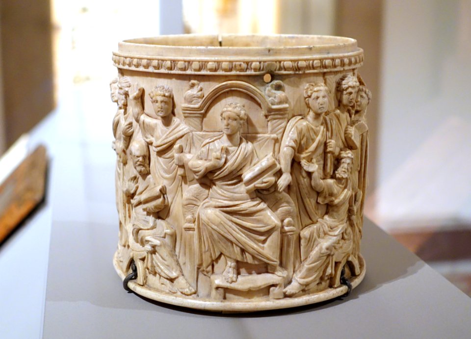 Pyxis with Christ among the Disciples and the Sacrifice of Abraham, origin unknown, c. 400, ivory, view 1 - Bode-Museum - DSC03531