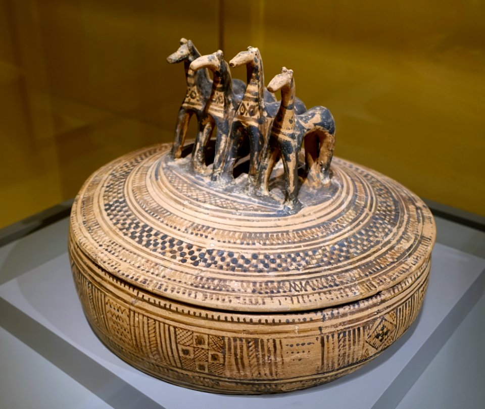 Pyxis with four horses, Greece, Attica, Geometric Period, 8th century BC, terracotta - Wadsworth Atheneum - Hartford, CT - DSC05138