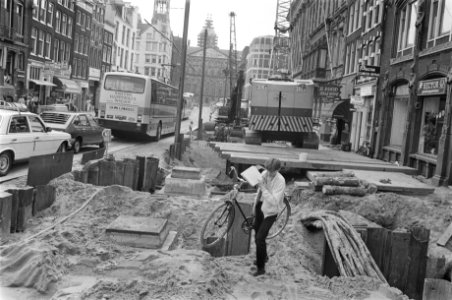 Raadhuisstraat te Amsterdam opgebroken in verband met werkzaamheden aan rails, r, Bestanddeelnr 933-0312