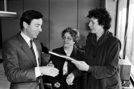 Raad voor het Jeugdbeleid biedt het adviesrapport Kinderen half werk aan aan m, Bestanddeelnr 932-5334