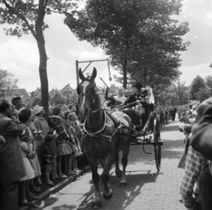 Purmerend 550 jaar stad, ringsteken in klederdracht, Bestanddeelnr 911-4238