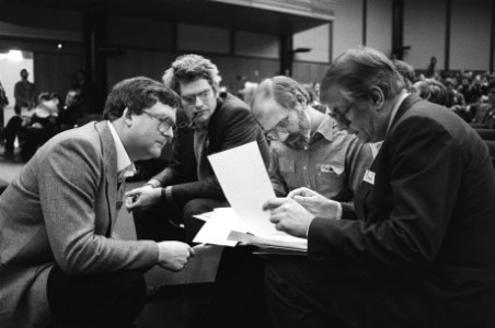 Raads- en Statencongres van de PVDA 7a.8a Henk Vos , Maarten van Traa en Wim Mey, Bestanddeelnr 931-9775