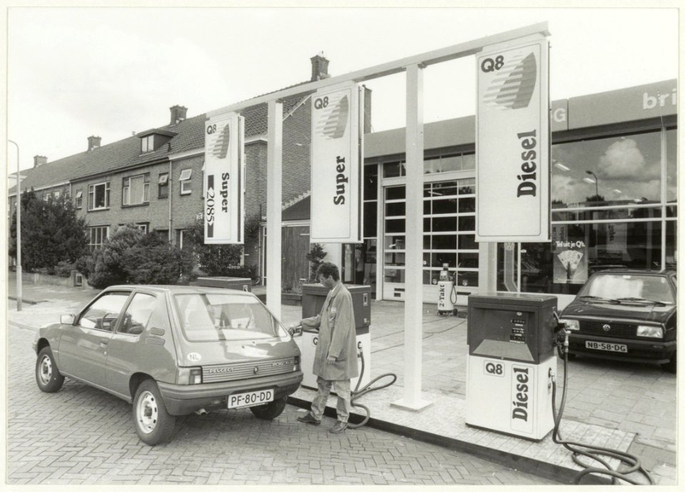 Q-8 pomp Brinkmangarage. NL-HlmNHA 54015264