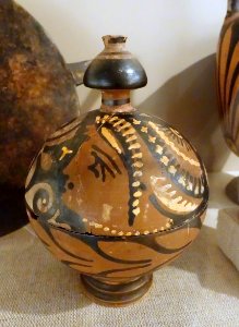 Pyxis cosmetic box, Kantharos Group, White Saccos Workshop, Apulian red figure, 320-310 BC, terracotta - Spurlock Museum, UIUC - DSC05869