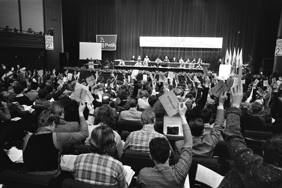 PvdA-congres in Amsterdam overzicht tijdens een van de stemmingen, Bestanddeelnr 929-0006