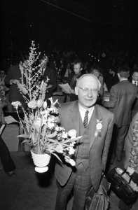 PvdA-Congres, Amsterdam Vondeling met bloemen, Bestanddeelnr 924-2433