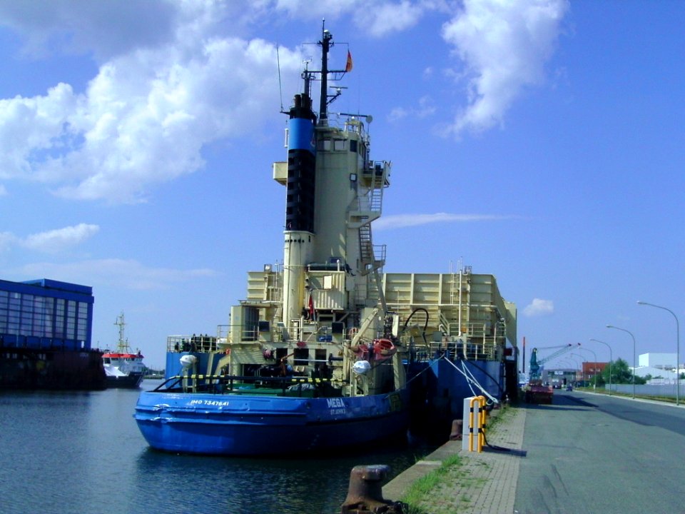 Pusher tug Mega+barge Motti