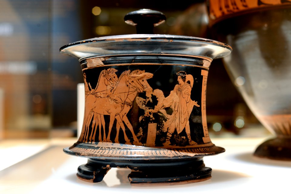 Pyxis tripode attique – MSR - Rituels Grecs (side 1) – inv 1920 1221.1
