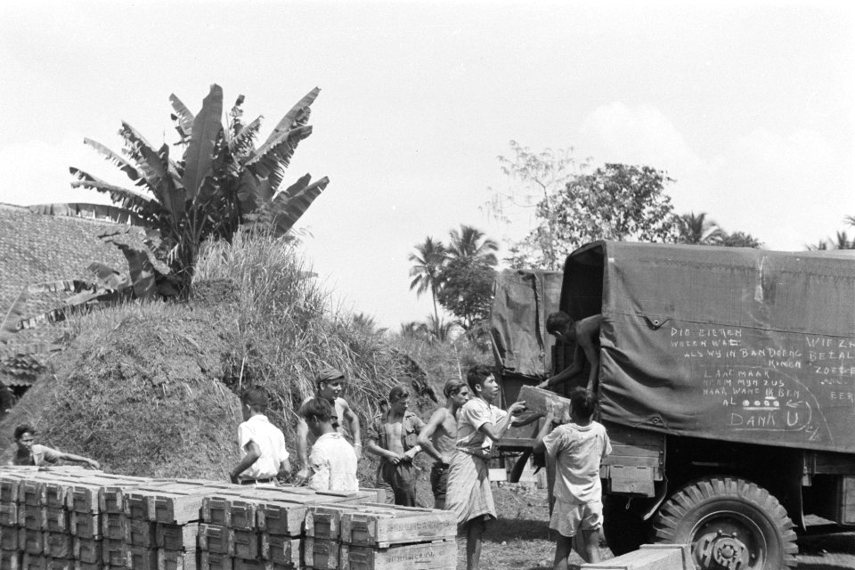 Purwokerto In de kampong Soemangpri nabij Purwokerto werd ruim 25 ton munitie a, Bestanddeelnr 335-1-2
