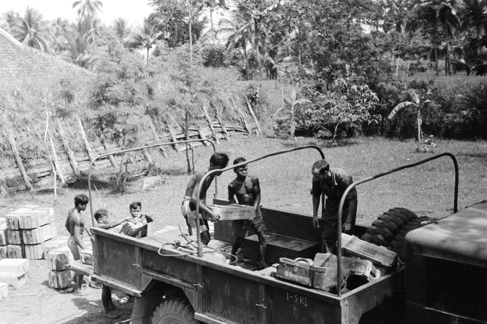 Purwokerto In de kampong Soemangpri nabij Purwokerto werd ruim 25 ton munitie a, Bestanddeelnr 335-1-1