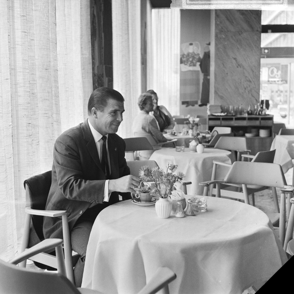 Puskas bezocht Faas Wilkes in Rotterdam, Puskas drinkt kopje koffie, Bestanddeelnr 918-1525