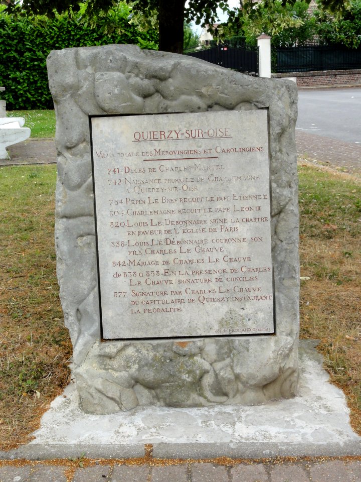 Quierzy (Aisne) stèle Mérovingiens-Carolingiens