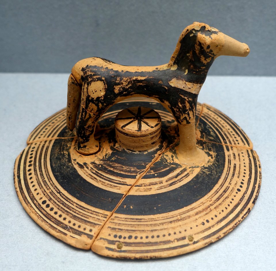 Pyxis cover with horse, Attic, Middle Geometric period, 800-775 BC, L 64 - Martin von Wagner Museum - Würzburg, Germany - DSC05625
