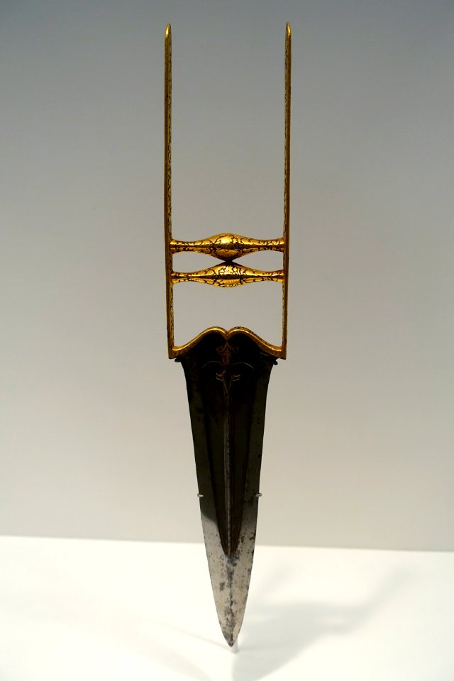 Qatar (dagger), India, Mughal period, 1700-1800s AD, steel blade, gold inlaid hilt - Dallas Museum of Art - DSC04951