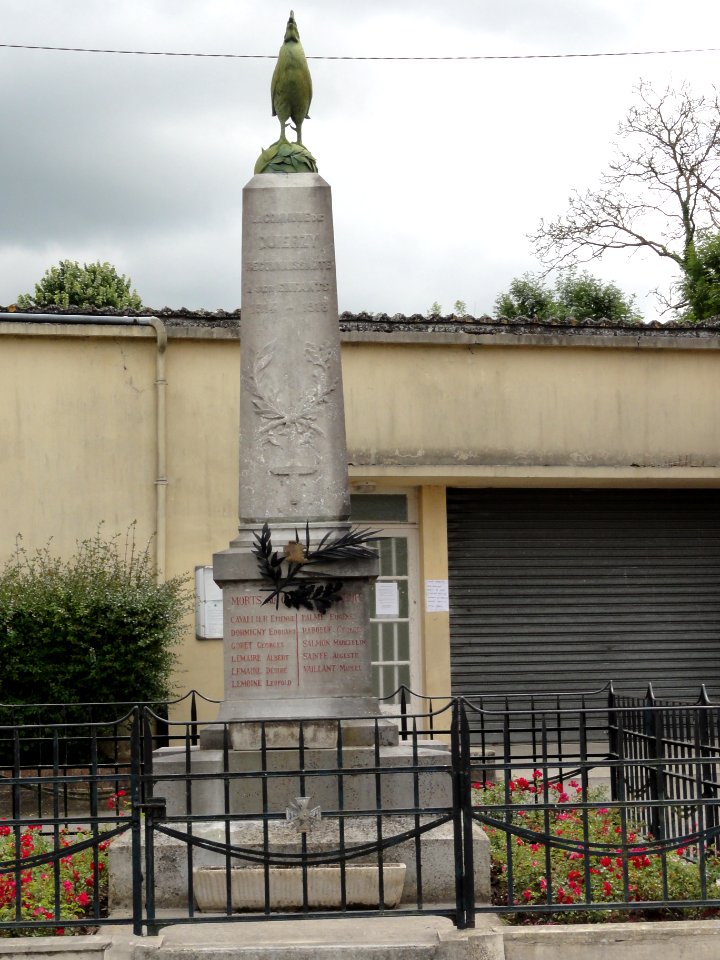 Quierzy (Aisne) monument aux morts
