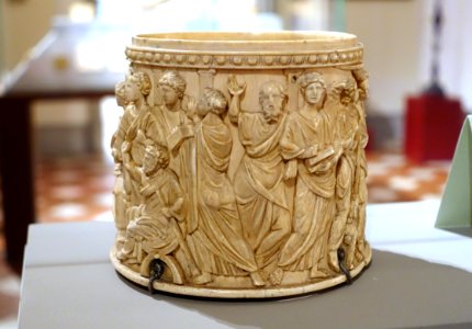 Pyxis with Christ among the Disciples and the Sacrifice of Abraham, origin unknown, c. 400, ivory, view 2 - Bode-Museum - DSC03530