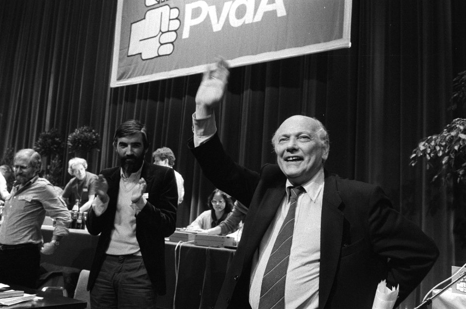 Raads- en Statencongres van de PVDA 29.30 Den Uyl zwaait naar zaal, Max van der , Bestanddeelnr 931-9772