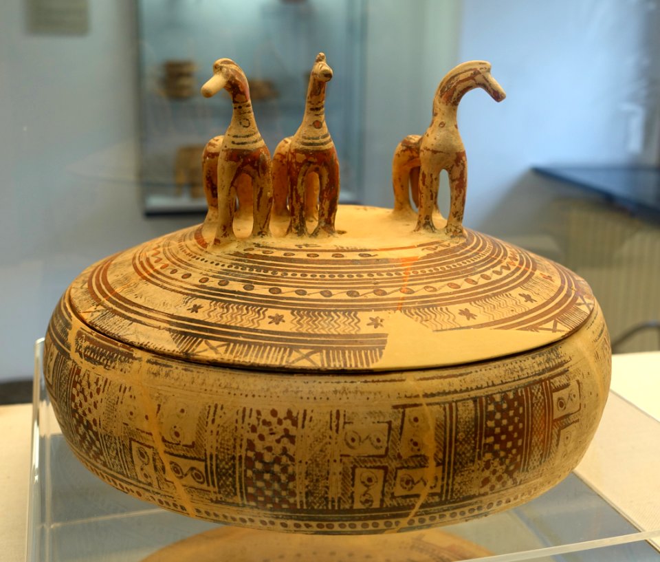 Pyxis with horses, Attic, Late Geometric period, 750-735 BC, L 54 - Martin von Wagner Museum - Würzburg, Germany - DSC05628