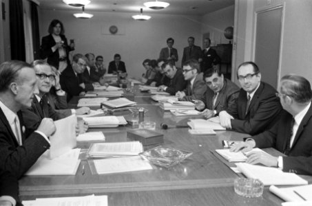 Raad van overleg van werkgevers en werknemers metaalindustrie bijeen over CAO in, Bestanddeelnr 925-3031