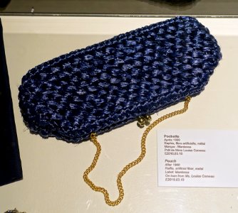 Purse, labeled Mantessa, after 1960, raffia, artificial fiber, metal - Musée de la mode - Montreal, Canada - DSC07276