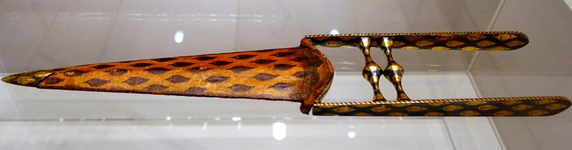 Push dagger (katari) and scabbard, India, c. 1700 AD, iron, gold, leather - Ethnological Museum, Berlin - DSC01548