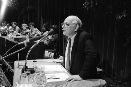 Raads- en Statencongres van de PVDA in Amsterdam. Toespraak van Den Uyl, Bestanddeelnr 931-9783