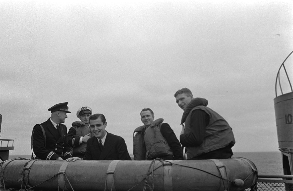 Pursers op een Nederlands lijnschip. Drie van hen dragen reddingsvesten, Bestanddeelnr 935-3240