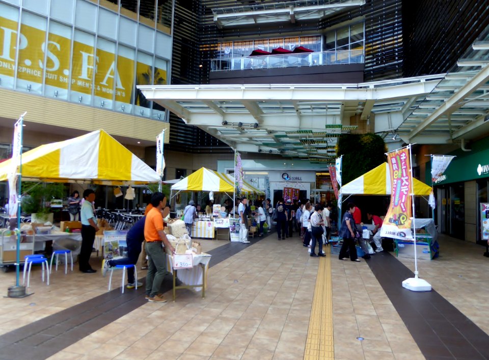 Q's Day event held in front of the entrance of Amagasaki Q's MALL