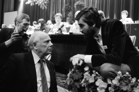Raads- en Statencongres van de PVDA in Amsterdam. Den Uyl in gesprek met Max van, Bestanddeelnr 931-9781