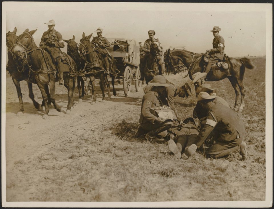 R.A.M.C. Royal Army Medical Corps at work on road, Bestanddeelnr 158-2456